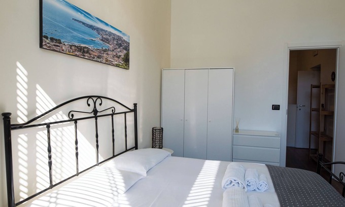 Naples City Centre Apartment | Full apartment with 3 bedrooms - 3 en suite bathrooms + kitchen and living room