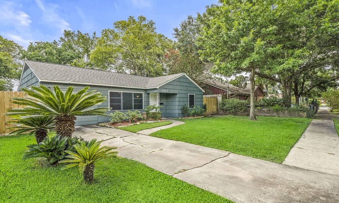 Pasadena House | Full remodel 3BR High-Speed WiFi Near Hobby Airport