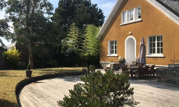Manche Villa | Fully equipped seaside villa (bikes, books, games etc.) and cottage