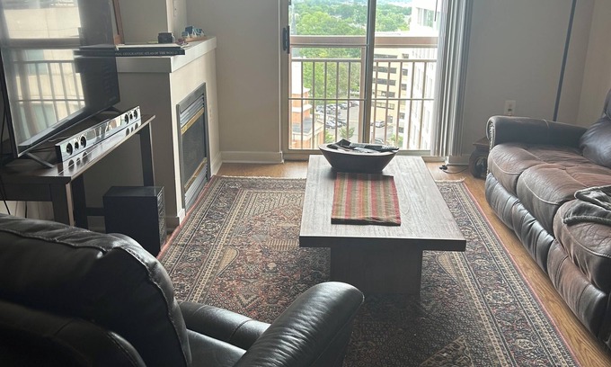 Clarendon Apartment | Fully equipped 1-bedroom, pool, gym & parking in Clarendon, Arlington