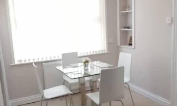 Gorseinon Apartment | Fully Equipped Kitchen, Dining area & Parking