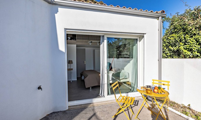 Le Cres Apartment | Fully Equipped Studio with Sports Equipment, Shared Terrace and Garden