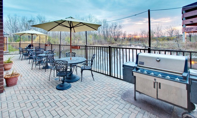 Oakbrook Terrace Condo | Fully-Equipped Suite | Complimentary Breakfast