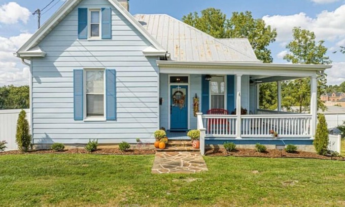 Abingdon House | Fully fenced, 1/2 acre, dog friendly in downtown Abingdon!