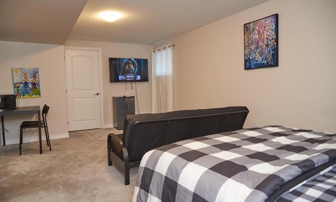 Ottawa Division House | Fully Furnished En-Suite Basement