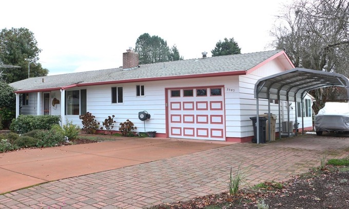 Corvallis House | Fully Furnished Home in a Quiet Neighborhood with an Amazing Garden