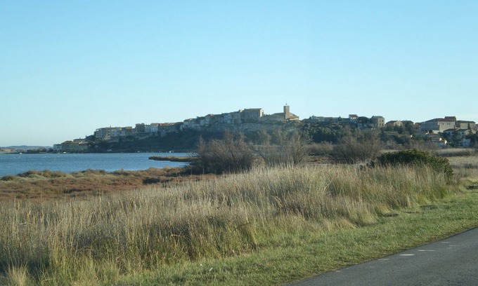 Bages Apartment | fully renovated apartment type artist studio overlooking the lake