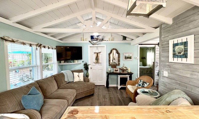 Gulf Gate Estates House | FULLY RENOVATED BEACH BUNGALOW! A COUPLES very own COZY and PRIVATE paradise.