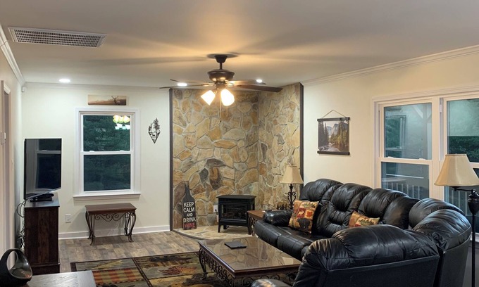 Piper Gap Cabin | Fully Renovated Cabin in the Blue Ridge Mountains with Stunning Views