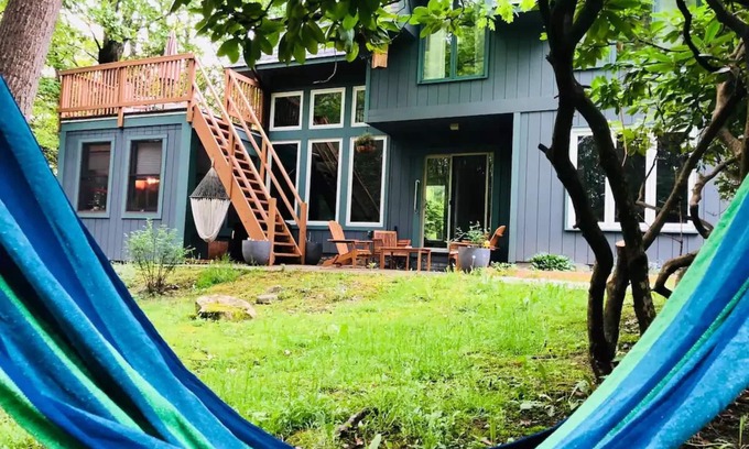 New Paltz House | Fully stocked creekside retreat with sauna and privacy