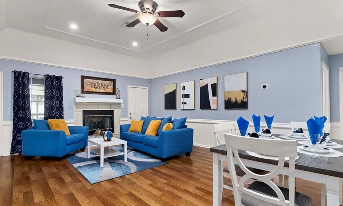 Heritage House | Fun 4-bedroom house with WiFi & AC in San Antonio by Seaworld/AFB