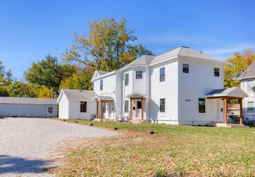 Des Moines Apartment | Fun Backyard Close to Downtown Pet Friendly 4BDRM