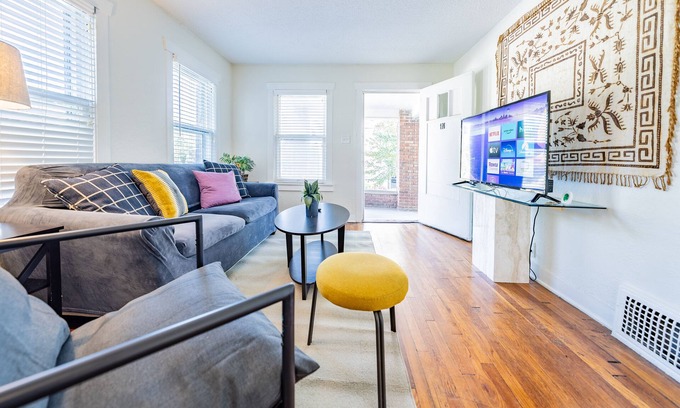 Southmoreland Apartment | Funky Midtown Art Gallery Apartment