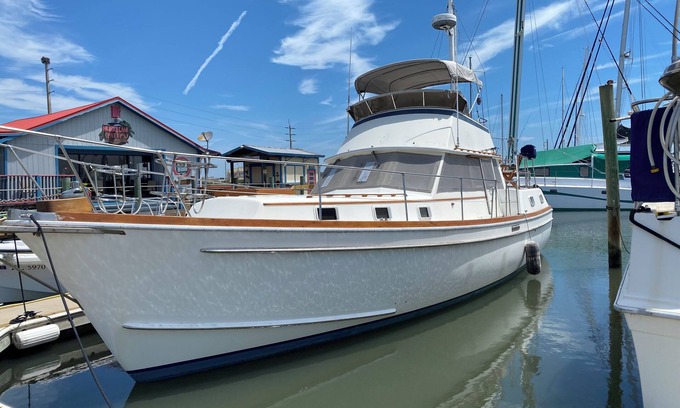 St. Augustine Boat Rental | Funshine - A classic 2-bedroom, 1.5 bath, yacht in delightful St. Augustine.