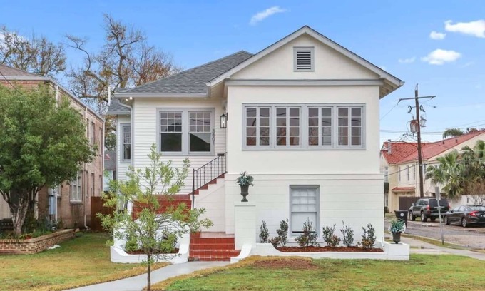 Broadmoor Apartment | Furnished Studio on adorable st, W Parking!