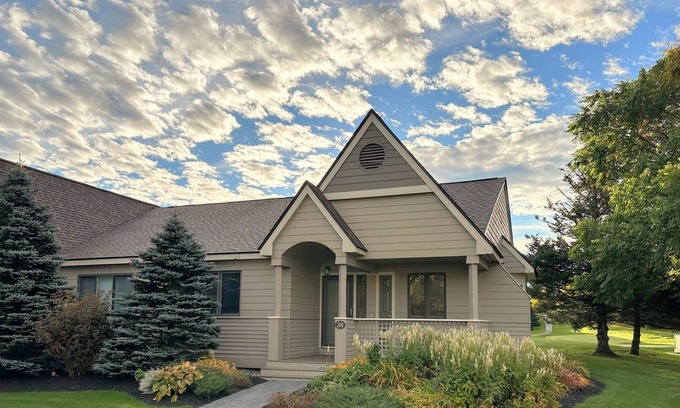 Bretton Woods Condo | FV38 Bretton Woods golf course single level home, WiFi, walking distance of Mt Washington Hotel