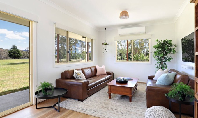 Hartley House | Fynn's Run This three-bedroom, one -bathroom home is set in Hartley on 2.9 hectares