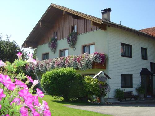 Oberhofen am Irrsee House | Gästehaus Jedinger