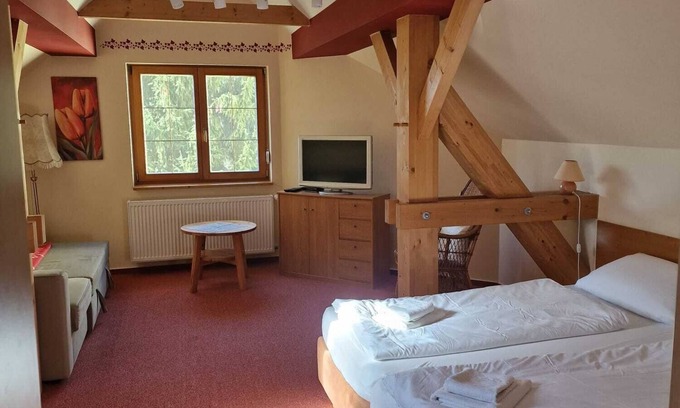 Trebbin Apartment | Gästezimmer mit Bezauberndem Garten und Koi-teich