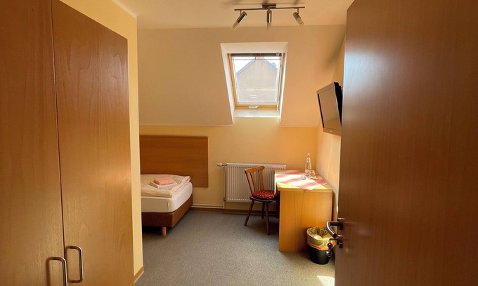 Trebbin Apartment | Gästezimmer mit Bezauberndem Garten und Koi-teich
