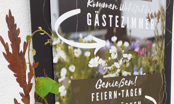 Bad Urach Apartment | GästezimmerFreiRaum 1, mit Dusche/WC, Sitzecke