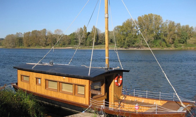 La Chapelle-aux-Naux Boat Rental | Gîte écologique bateau sur la Loire la Toue Reine