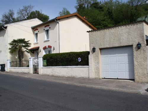Belleville-sur-Meuse House | Gîte avec jardin clos, terrasse et Wi-Fi, proche de Verdun - FR-1-585-42