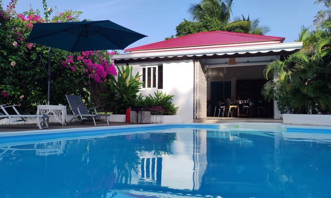 Sainte-Anne House | Gîte Calme à 2 Minutes de la Mer, Idéal Pour les Familles. Grande Piscine Privée