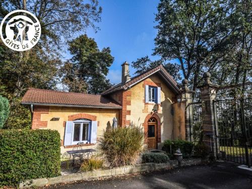Montbrison House | Gîte charmant avec étang privé, cheminée, draps inclus, jardin clos à Montbrison - FR-1-496-158