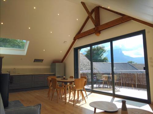 Sainte-Helene-du-Lac Apartment | Gîte clair, spacieux et cosy avec vue sur le massif de la Chartreuse