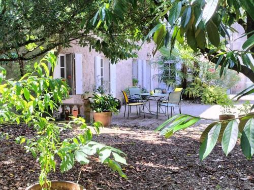 Chateauneuf-sur-Charente House | Gîte cosy avec jardin clos, terrasse et piscine à proximité, idéal pour famille et détente - FR-1-653-254