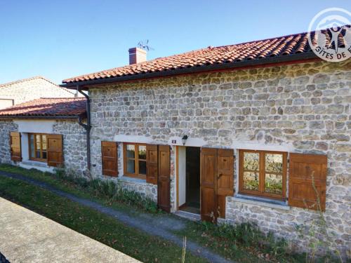 Essertines-en-Chatelneuf House | Gîte cosy et lumineux avec fourneau, terrasse, parking, proche de Montbrison, accepté animaux - FR-1-496-16