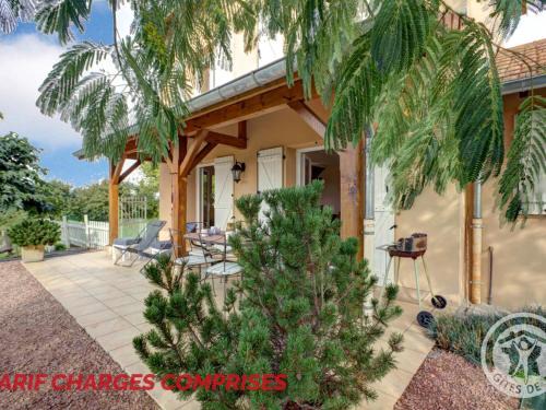 Saint-Forgeux-Lespinasse House | Gîte cosy avec poêle, terrasse et jardin privé à Saint-Forgeux-Lespinasse - FR-1-496-37