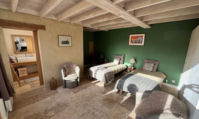 Bezu-Saint-Eloi Apartment | Gîte de la chambre verte facing the Tour de la Reine Blanche