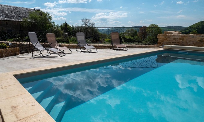 Sainte-Eulalie-d'Olt House | Gîte de Malescombes Privé Avec Piscine à la Campagne Pour 8 Personnes