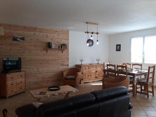 Saint-Romain-en-Jarez House | Gîte en campagne près de Lyon, idéal pour familles, avec jardin et jeux - FR-1-496-286