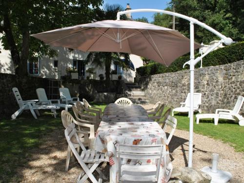 Blere House | Gîte familial spacieux avec jardin privé, proche châteaux et zoo, jeux pour enfants, billard et cheminée - FR-1-381-6