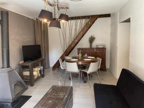 Besson House | Gîte familial tout inclus avec équipements modernes et charme campagnard, centre village de Besson - FR-1-489-348