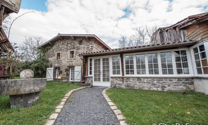 Genouillac House | Gîte Idéalement Situé Pour Visiter le Département du Puy-de-dôme