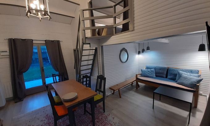Vincelles Ski Chalet | Gîte in a large garden in a peaceful village