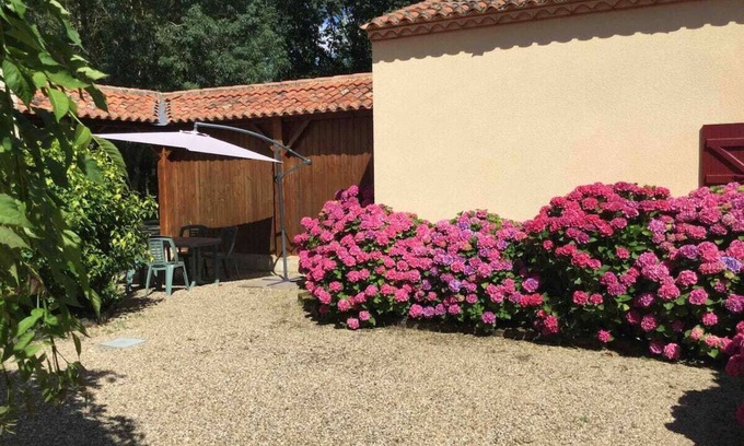 Echire House | Gîte Les Iris 4étoiles bordière Réserve des Huttes