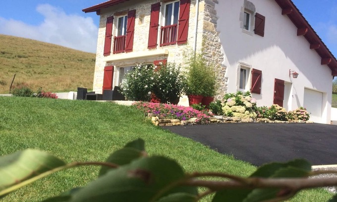 Bearn-Basque Country House | Gîte Maison Cauhepé 4* sleeps 4, 2 kms from a listed village