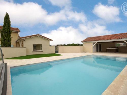 Chalain-le-Comtal House | Gîte Moderne avec Piscine Couverte Partagée à Chalain-le-Comtal - FR-1-496-236