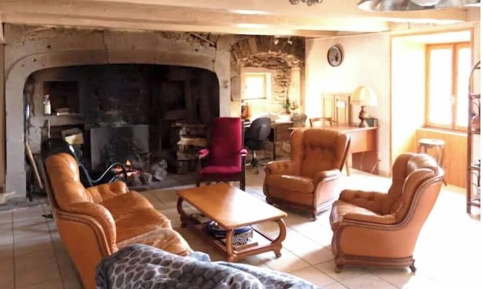 Chastreix House | Gîte Pour 16 à 18 Personnes de 1823 Grande Cheminée Fonctionnelle