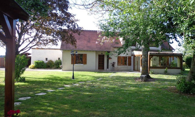 Cheverny House | Gîte rural "Le Noyer Rondin" in Cheverny (sleeps 12), ideal for families.