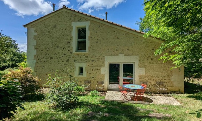 Guizengeard House | Gîte spacieux avec jardin privatif, animaux, accès PMR, pêche, randonnées et équipements bébé inclus - FR-1-653-191