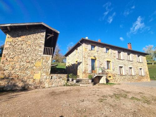 Belmont-de-la-Loire House | Gîtes Champêtres Rénovés avec Terrasse, Jardin, et Activités pour Familles et Amis - FR-1-496-304