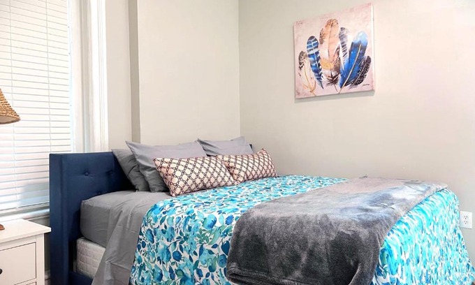 Fan District Apartment | G5 KING BED central location museums FREE PARKING