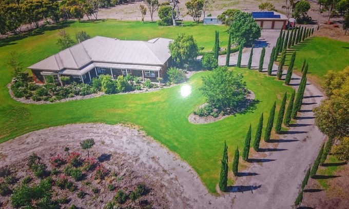 Keith Bed & Breakfast | GAERWOOD King Suite w/- Spa bath, aspect of an Elkhorn fern tariff $195 p.night