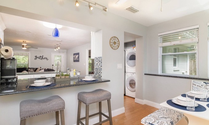 Gainesville House | Gainesville Style - King and Queen 2B/2B walk to UF